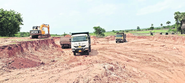 గుట్టలు తవ్వి.. మట్టి దందా!1