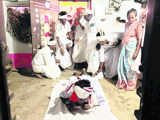 తరలివచ్చి.. మొక్కులు చెల్లించి3