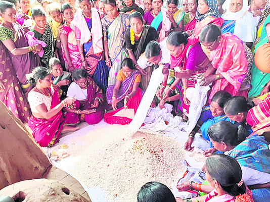 తరలివచ్చి.. మొక్కులు చెల్లించి2