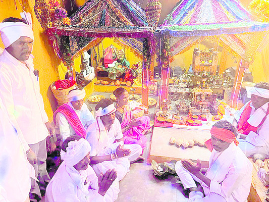 తరలివచ్చి.. మొక్కులు చెల్లించి1