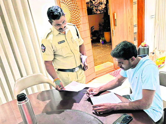 హర్షిత్‌రెడ్డికి పోలీసుల నోటీసు 1