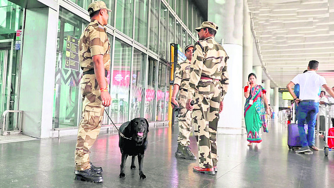 నిఘానీడలో.. విమానాశ్రయాలు1