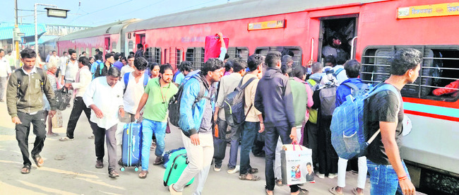 రద్దీగా రైళ్లు..1