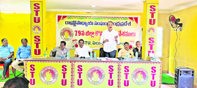 అధిక ధరలకు మద్యం అమ్మకాలు 
2