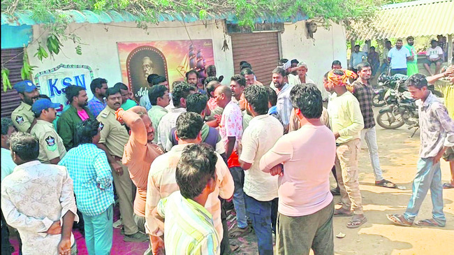 అధిక ధరలకు మద్యం అమ్మకాలు 
1