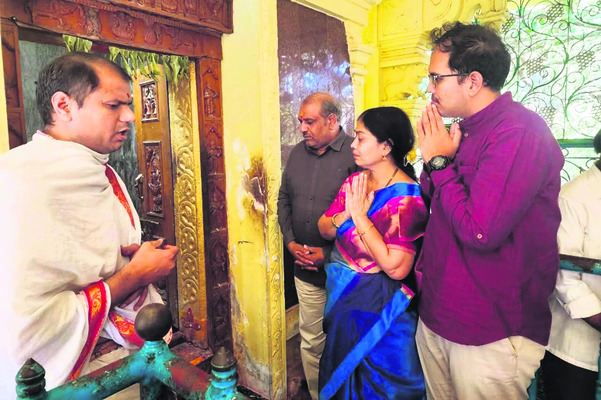 తిమ్మమ్మమర్రిమానును  సందర్శించిన ట్రైనీ ఐపీఎస్‌1