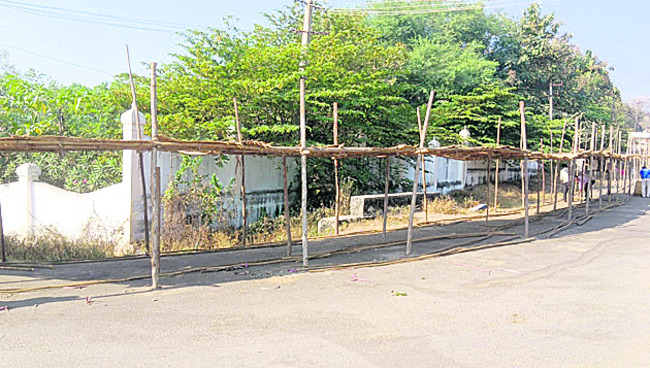 ఎక్కడి పనులు అక్కడే! 1