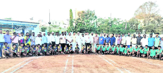 క్రీడల్లో రాణిస్తే  ఉజ్వల భవిష్యత్‌ 
1