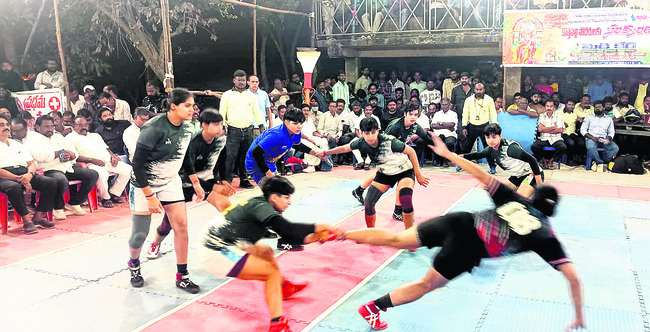 హోరాహోరీగా కబడ్డీ పోటీలు 1