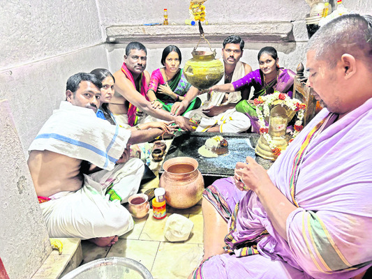 ● లొంకలో భక్తుల సందడి 
1