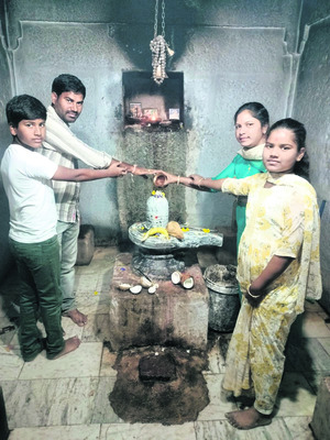 ● లొంకలో భక్తుల సందడి 
2