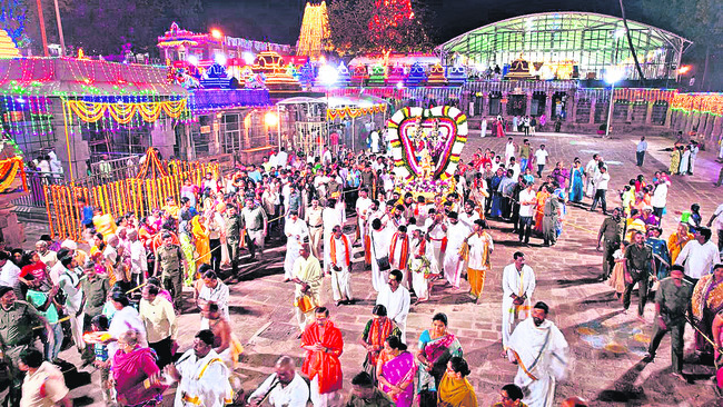 శ్రీశైలేశునికి పుష్పోత్సవం1