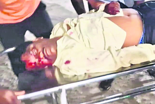 వ్యక్తిని కాపాడిన యువకుడు 1