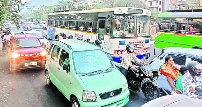 కిక్కిరిసిన బస్సులు, రైళ్లు2