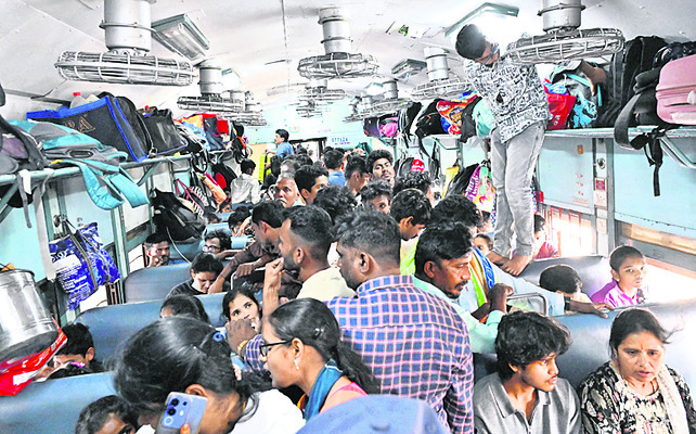 కిక్కిరిసిన బస్సులు, రైళ్లు1