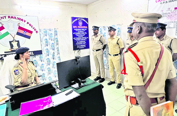 చీఫ్‌ సెక్రటరీని కలిసిన కమిషనర్‌1