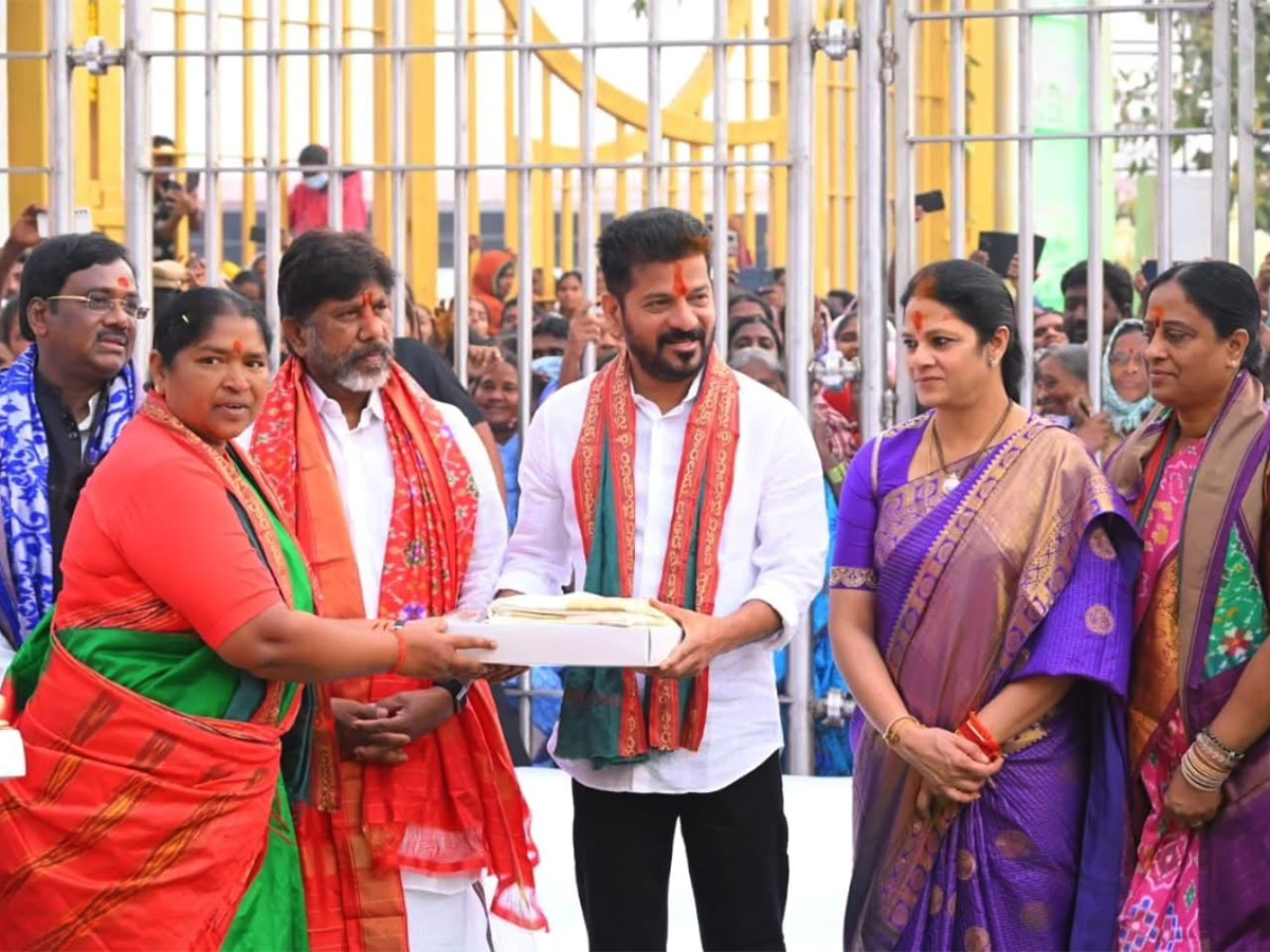 CM Revanth Reddy Visits Medaram Photos13