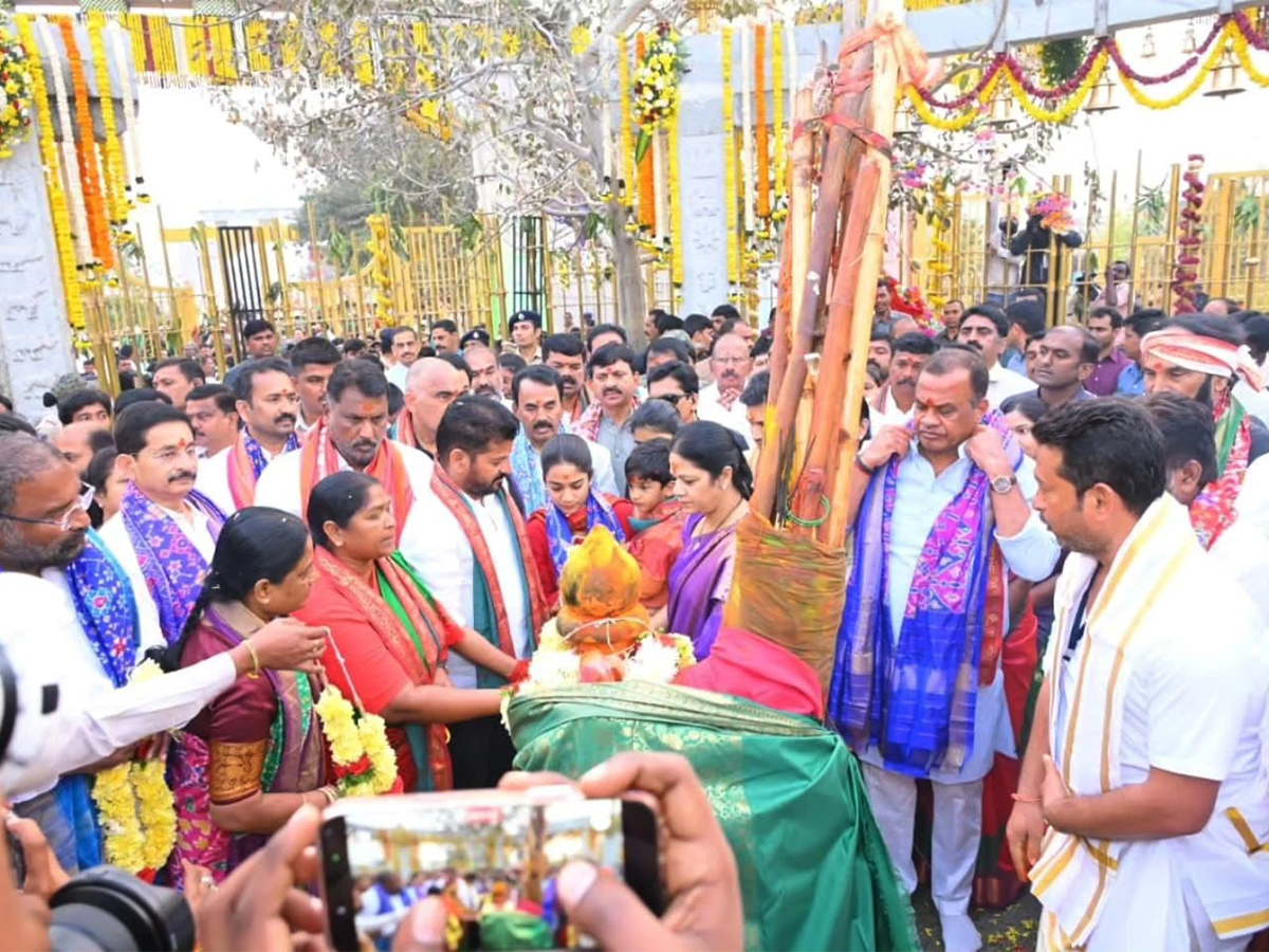 CM Revanth Reddy Visits Medaram Photos14