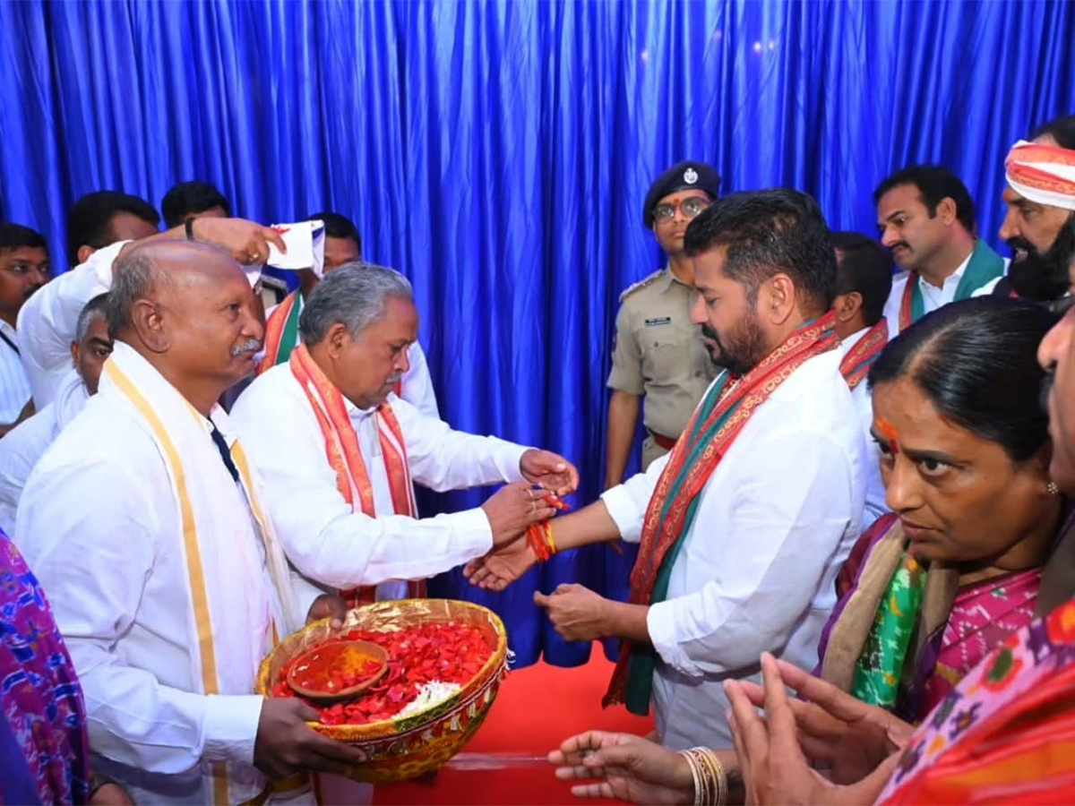 CM Revanth Reddy Visits Medaram Photos16