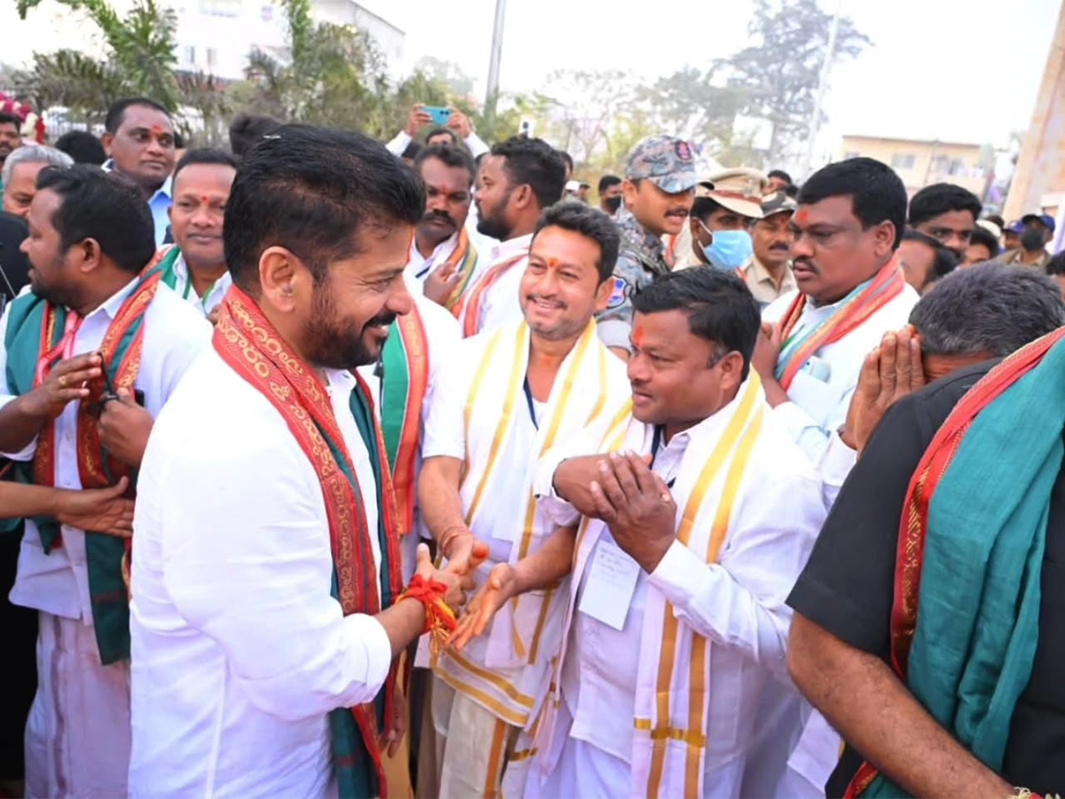 CM Revanth Reddy Visits Medaram Photos17