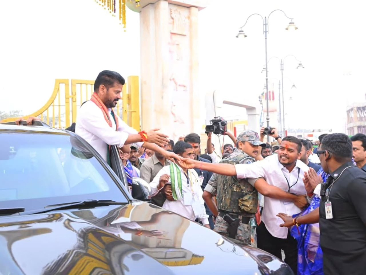 CM Revanth Reddy Visits Medaram Photos19