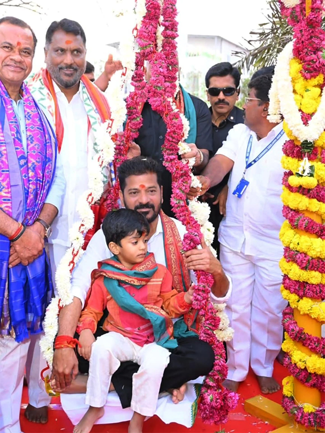 CM Revanth Reddy Visits Medaram Photos6