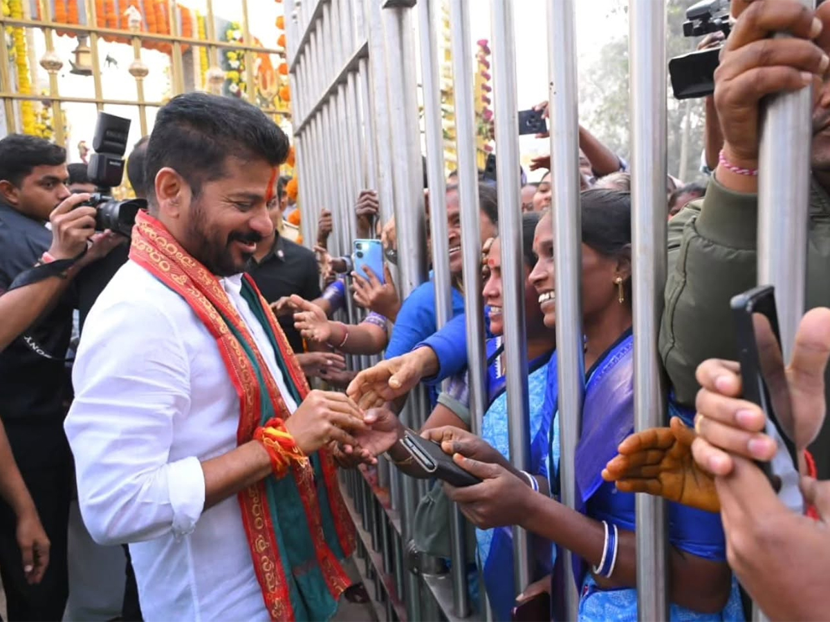 CM Revanth Reddy Visits Medaram Photos8