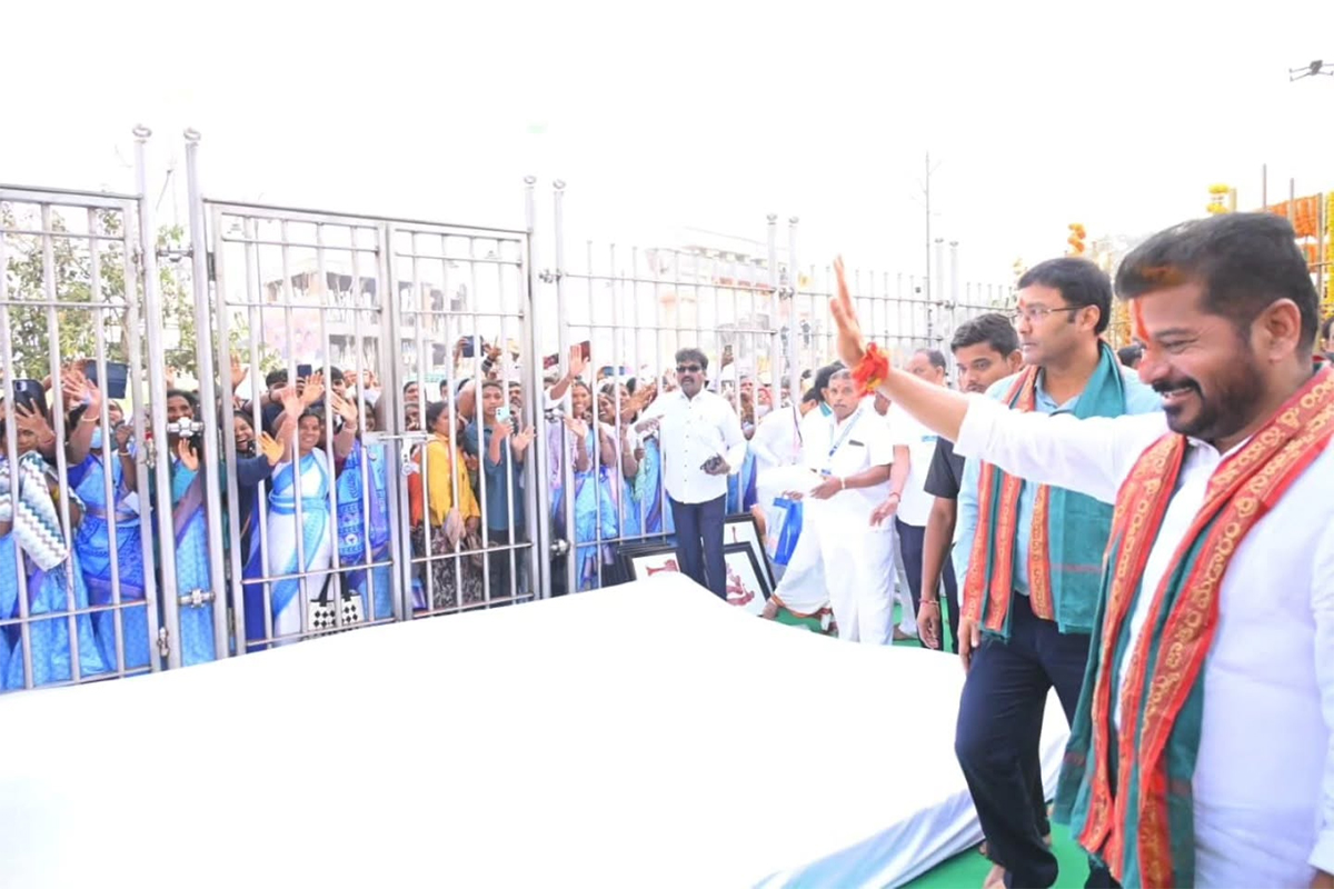 CM Revanth Reddy Visits Medaram Photos9