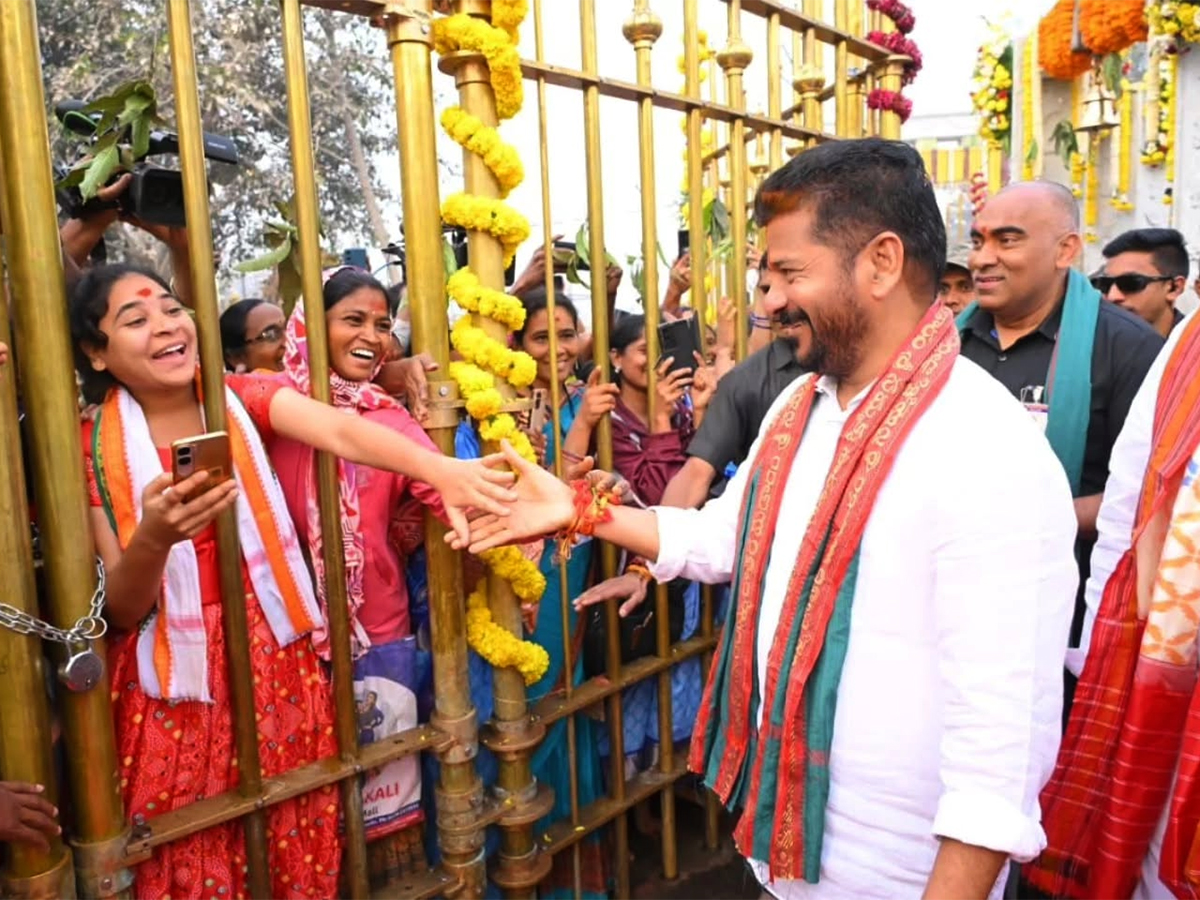 మేడారంలో గద్దెలను ప్రారంభించిన సీఎం రేవంత్ రెడ్డి (ఫొటోలు) | CM Revanth ...