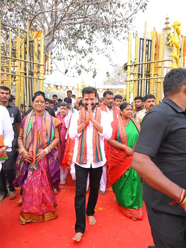 మేడారంలో గద్దెలను ప్రారంభించిన సీఎం రేవంత్ రెడ్డి (ఫొటోలు) | CM Revanth ...