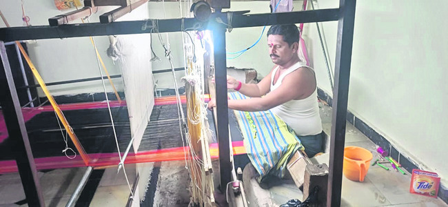 చేనేత రుణమాఫీకి బ్రేక్‌! 1