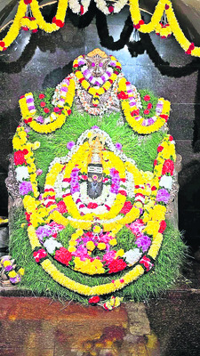 అయినవిల్లికి భక్తుల తాకిడి  1