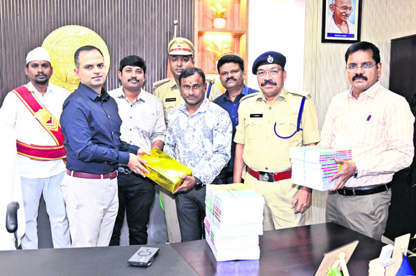 అధికారులు సమన్వయంతో పనిచేయాలి1