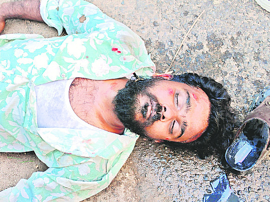 రోడ్డు ప్రమాదంలో ఇద్దరు యువకులకు గాయాలు 1