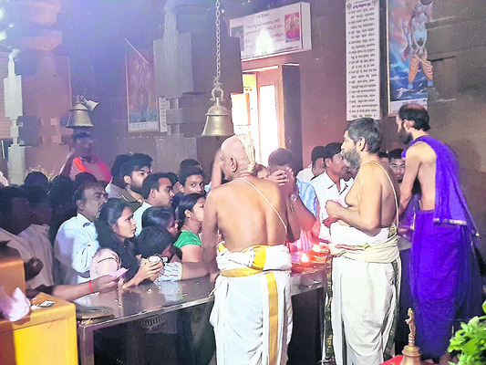 ఆనందోత్సాహాలతో స్వాగతం 1