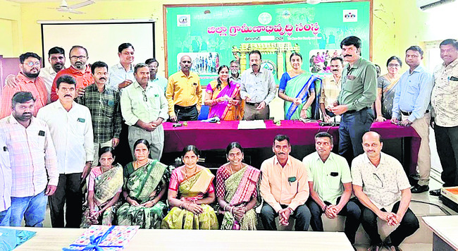 ఉద్యోగులు సమన్వయంతో పనిచేయాలి
1