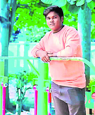 అదుపు తప్పి చెట్టును ఢీకొన్న కారు 1