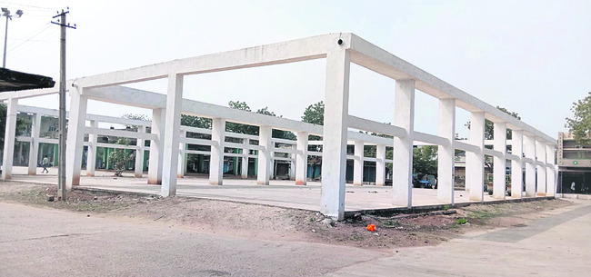 అటు అసంపూర్తి భవనం.. ఇటు సమస్యల వలయం 1