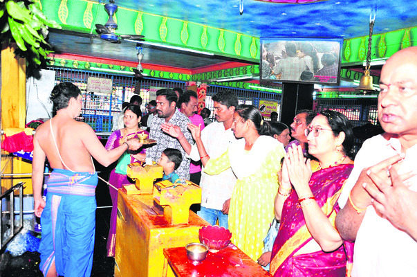 పెద్దమ్మతల్లికి  సువర్ణ పుష్పార్చన2