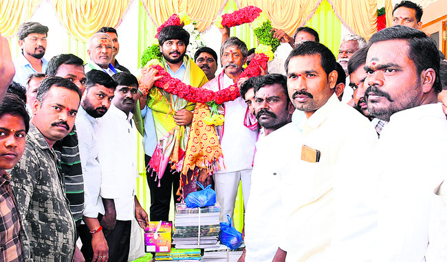 బొకేలకు దూరంగా.. 
1