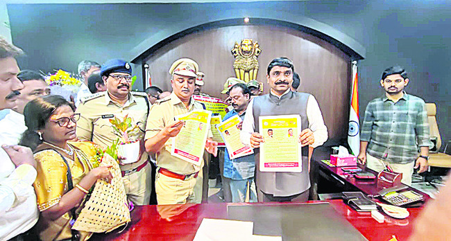 రహదారి నిబంధనలు విధిగా పాటించాలి1