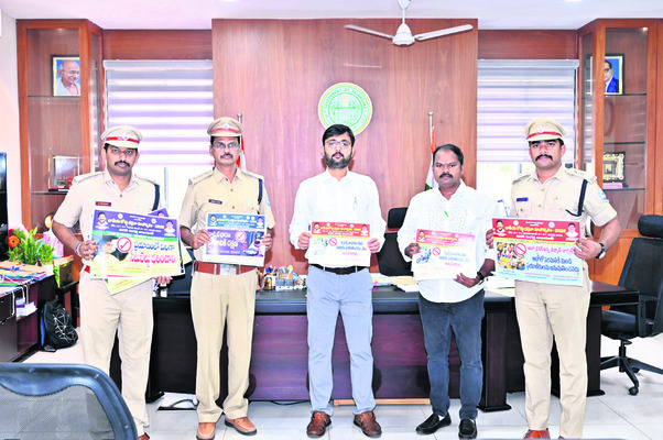 కలెక్టర్‌కు న్యూ ఇయర్‌ శుభాకాంక్షలు
1