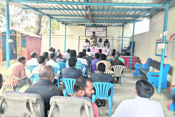 రోడ్డు నిబంధనలు విధిగా పాటించాలి 
1