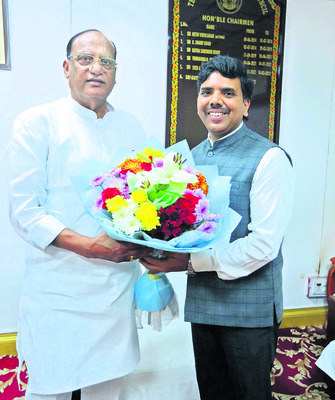 మంత్రి, మండలి చైర్మన్‌ను కలిసిన కలెక్టర్‌1