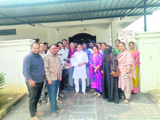 వీసీ, రిజిస్ట్రార్‌లకు సన్మానం 1