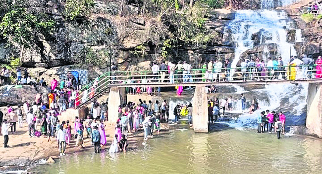 పర్యాటక ప్రాంతాల్లో న్యూఇయర్‌ జోష్‌1