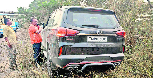 ఆటోలు, బైక్‌ను ఢీకొట్టిన కారు1