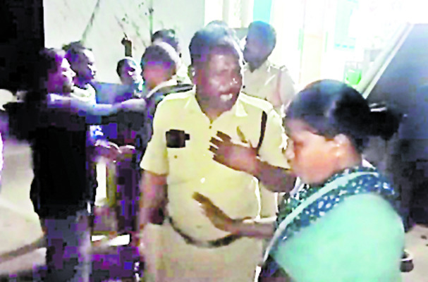 సివిల్‌ డ్రెస్‌లో వచ్చి ల్యాప్‌టాప్‌ తీసుకెళతారా? 1