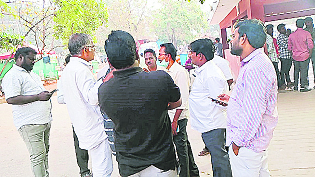 న్యూ ఇయర్‌ వేడుకల్లో ఘర్షణ1