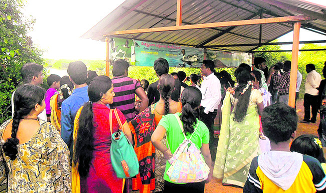 పక్షుల కేంద్రంలో సందర్శకుల సందడి2
